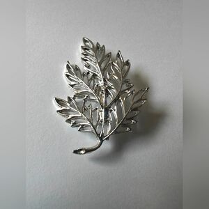 Vintage Retro Leaf Shaped Brooch Filigree Design Silver Tone